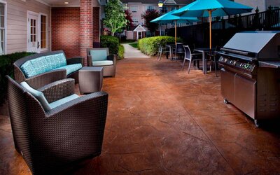 Sonesta ES Suites Birmingham Homewood’s patio has barbecue facilities in addition to a mix of armchair and sofa seating, and shaded tables and chairs.
