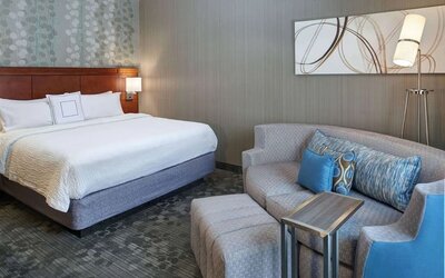 King room at Sonesta Select Milwaukee Brookfield.