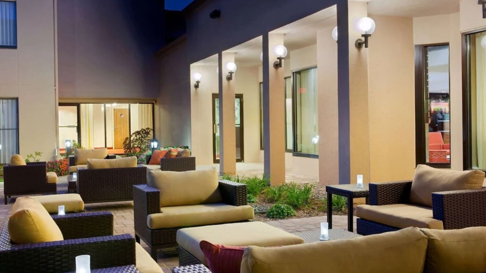 Outdoor lounge area at Sonesta Select Milwaukee Brookfield.