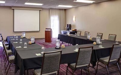 Professional meeting room at Sonesta Select Milwaukee Brookfield.