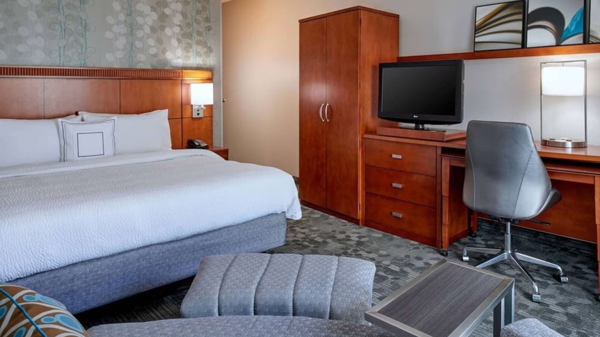 King bed at Sonesta Select Minneapolis Eden Prairie.