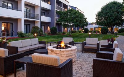 Outdoor fire pit at Sonesta Select Minneapolis Eden Prairie.
