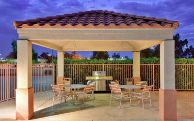 Sonesta Simply Suites Phoenix Tempe’s gazebo features barbecue facilities next to which are tables and chairs where guests can dine and socialize.
