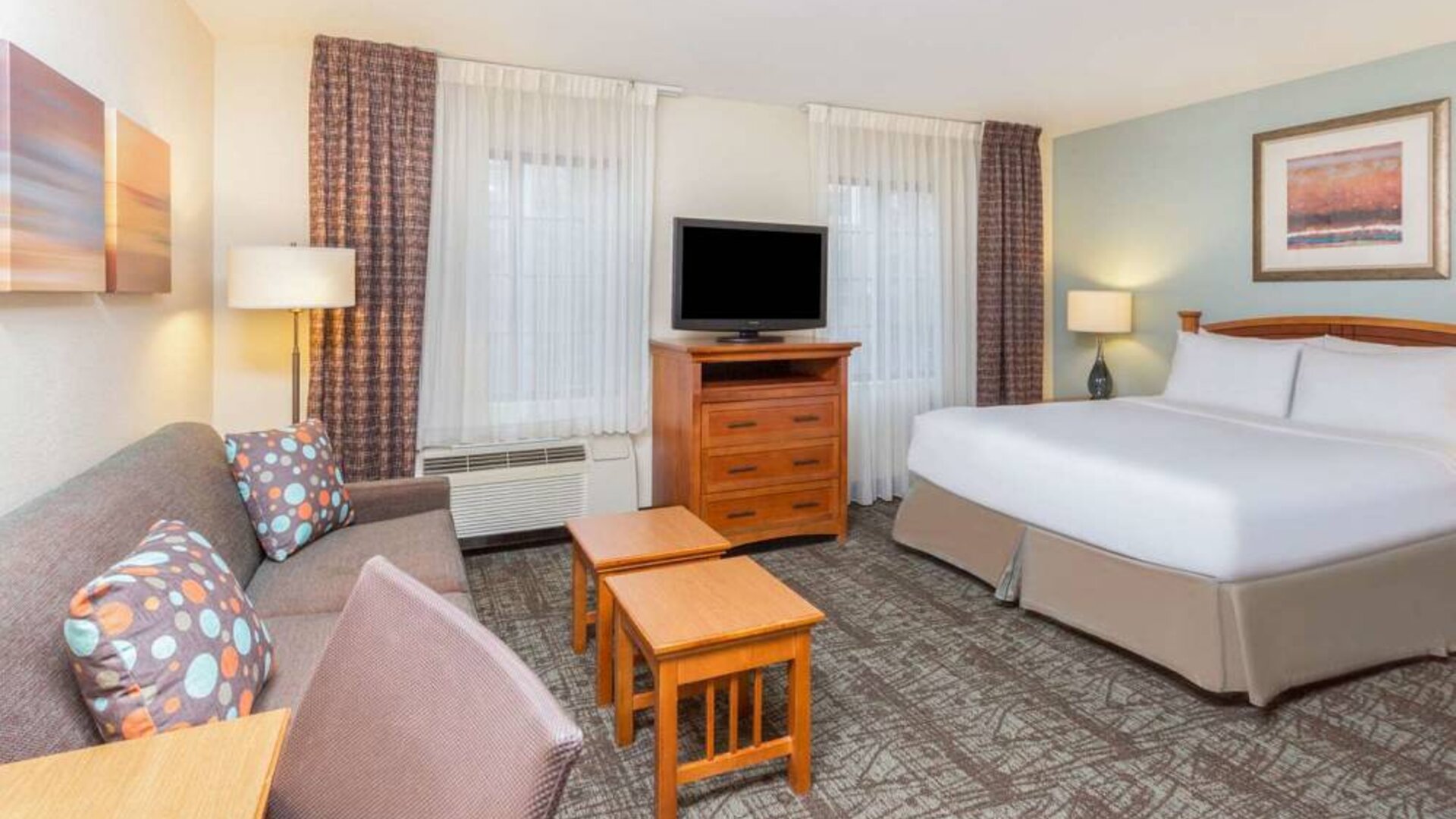 Double bed guest room in Sonesta ES Suites Atlanta - Perimeter Center, including coffee tables, windows, TV, and sofa.