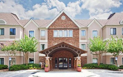 The hotel’s exterior has a brickwork entranceway which is under cover, as are the two nearby benches, with pleasant greenery flanking the front door.