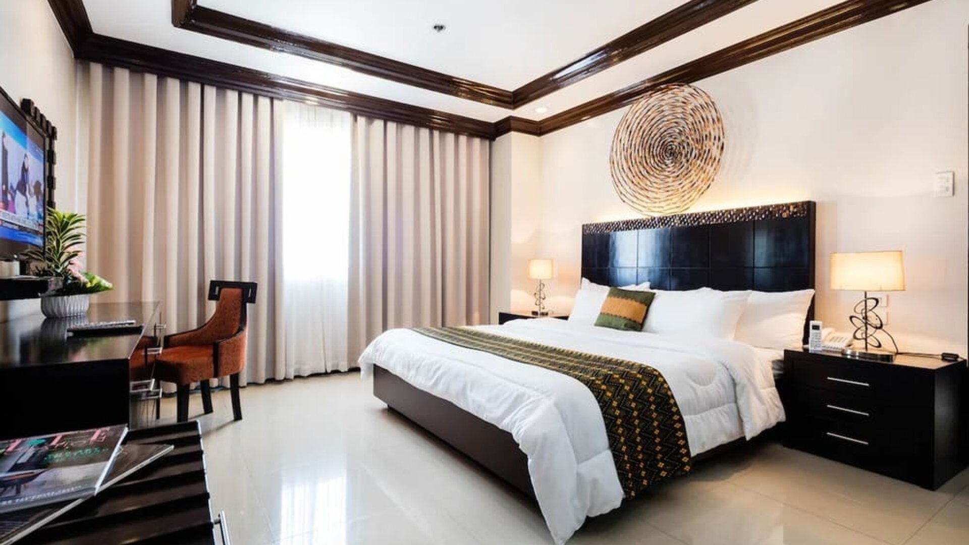 Day room with natural light at Apo View Hotel.