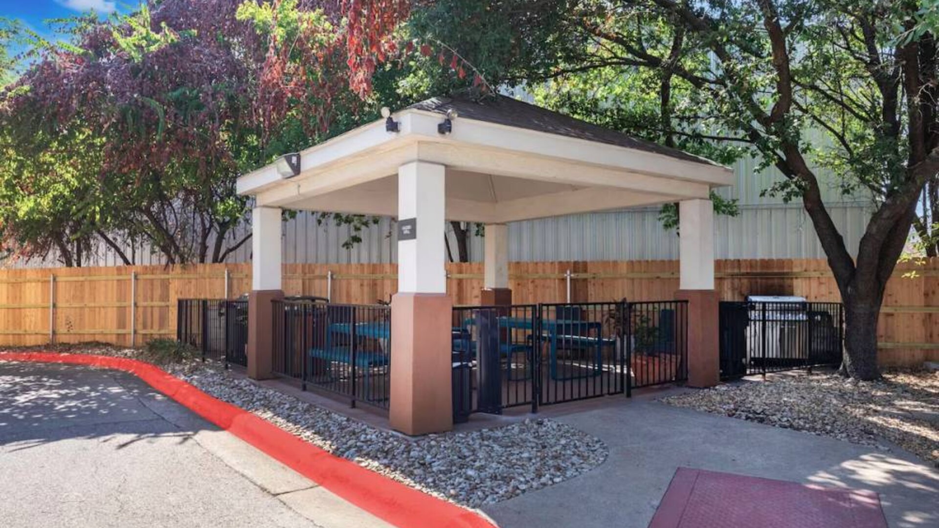 Sonesta Simply Suites Austin South’s gazebo provides benches and tables with barbecue facilities where guests can dine and relax.