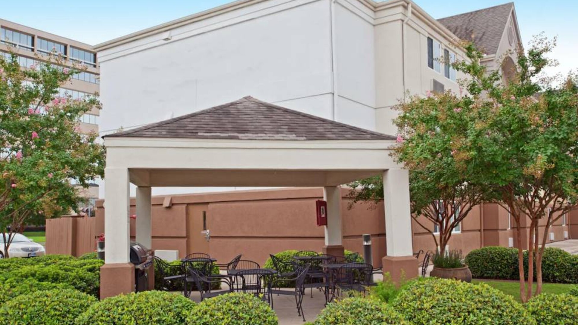 Sonesta Simply Suites Houston CityCentre I-10 West’s gazebo has tables, chairs, and barbecues, and is surrounded by pleasant greenery.