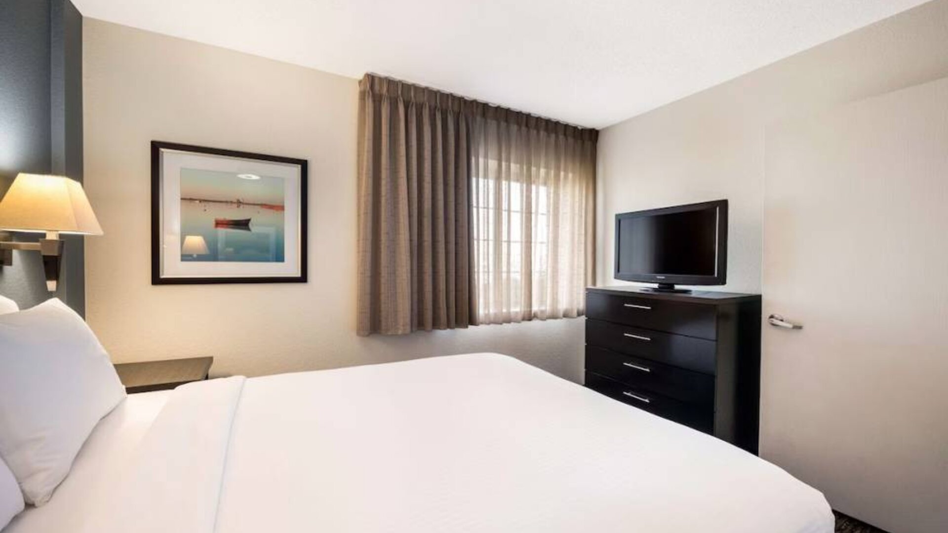 Double bed guest room in Sonesta Simply Suites Dallas Las Colinas, featuring a window and widescreen TV.
