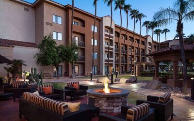 Sonesta Select Phoenix Camelback’s patio features a fire pit surrounded by armchair and sofa seating.