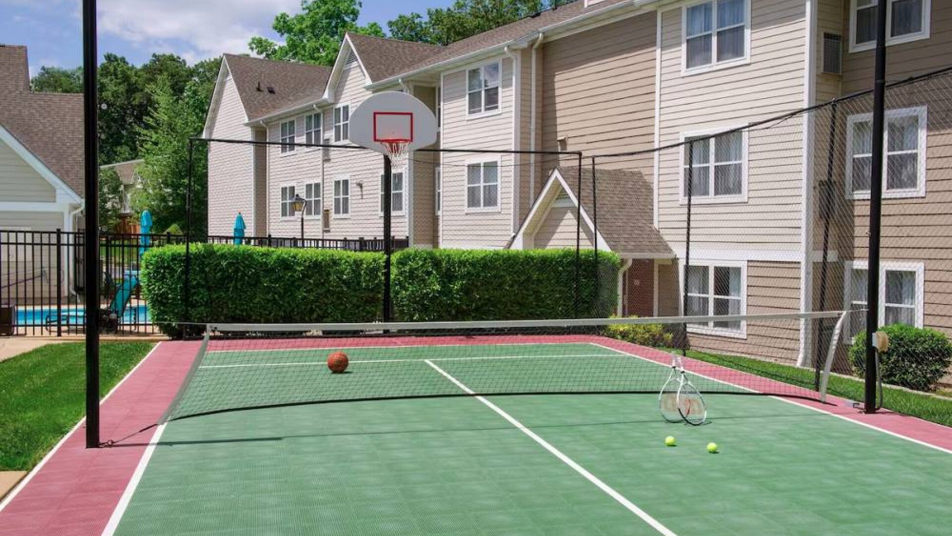 The hotel’s sports court can be used for either basketball or tennis, and is adjacent to pleasant greenery.