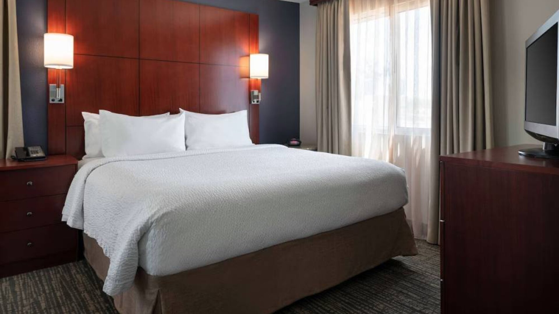 Double bed guest room in Sonesta ES Suites Tempe, including television and a window.