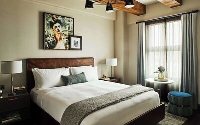 Day use room with natural light at Hotel Figueroa.
