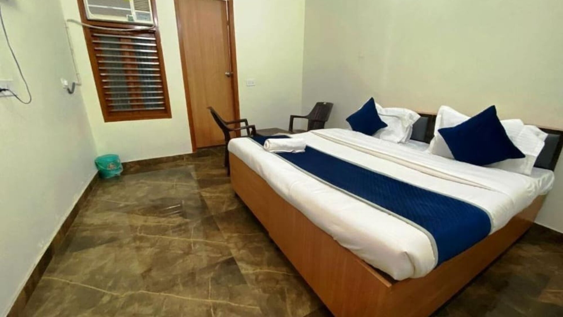 Day use room with AC at Pradhan Stay Sohna Near Bus Stand.