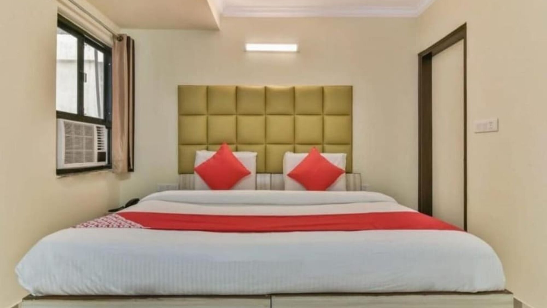 Romantic king room at Hotel Smart Stay. 