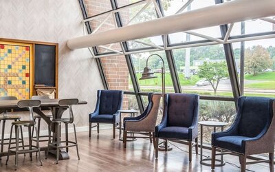 Coworking space at EnVision Hotel St. Paul South.