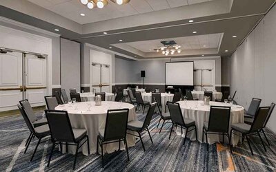 Professional meeting room at Embassy Suites By Hilton San Rafael Marin County.
