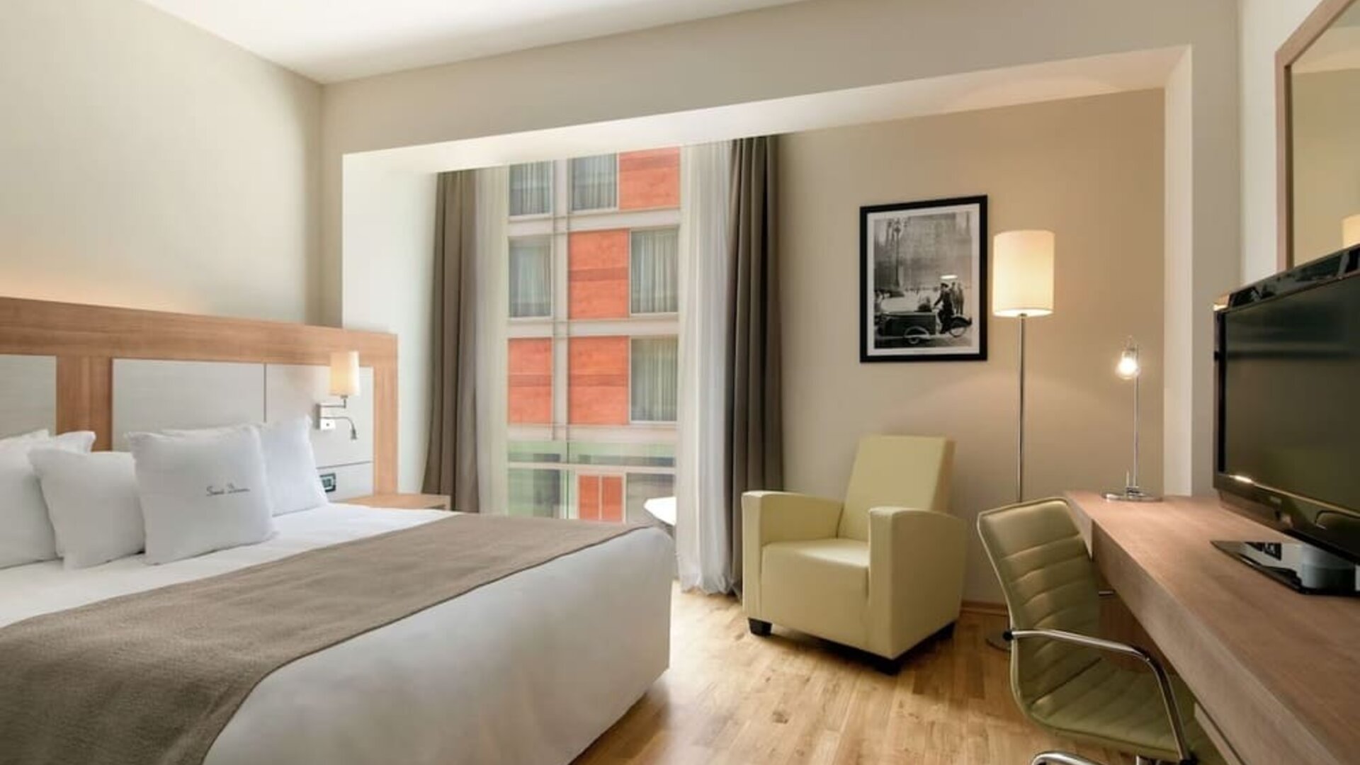 King room with TV at DoubleTree By Hilton Milan.