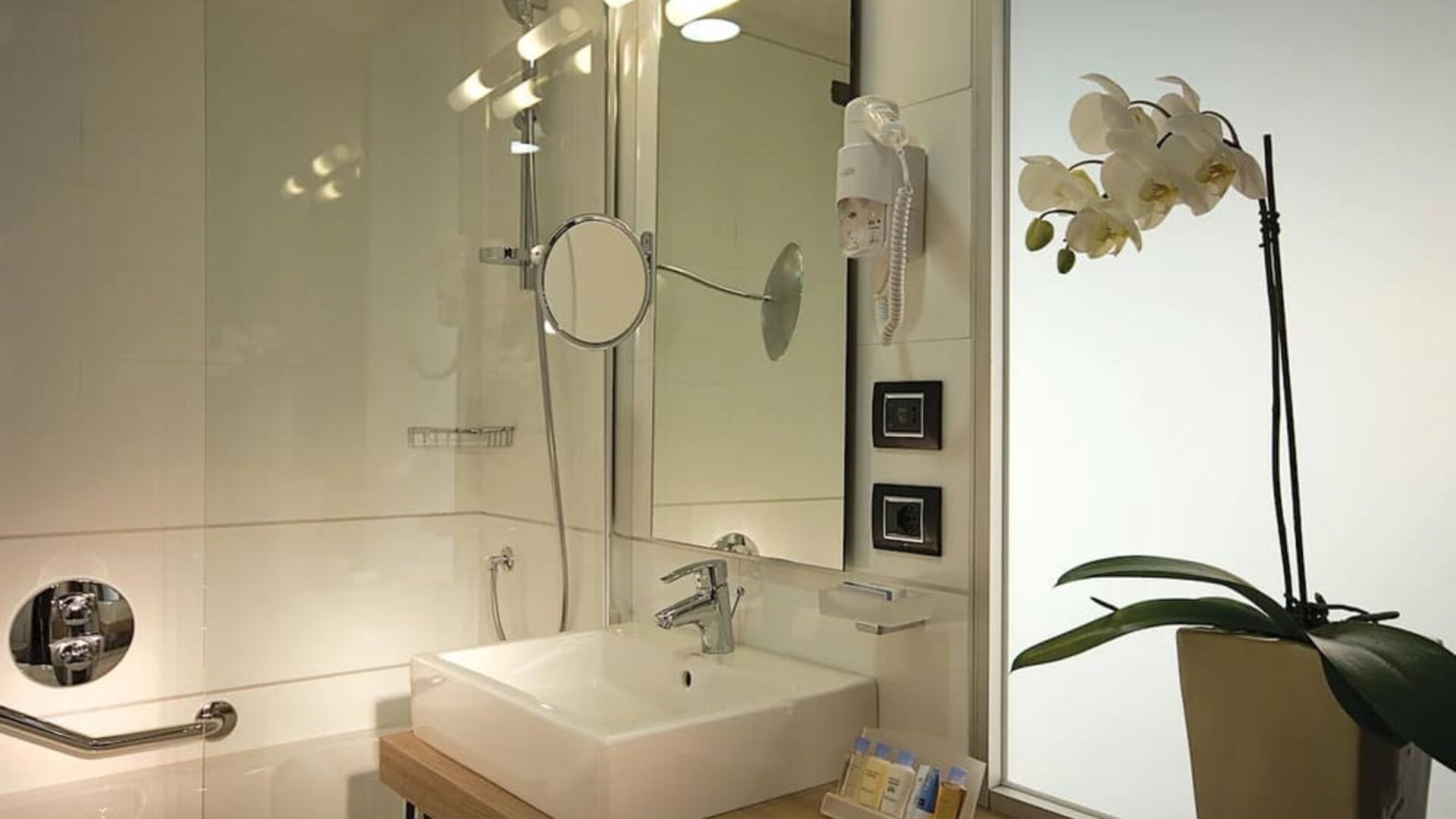 Private guest bathroom at DoubleTree By Hilton Milan.