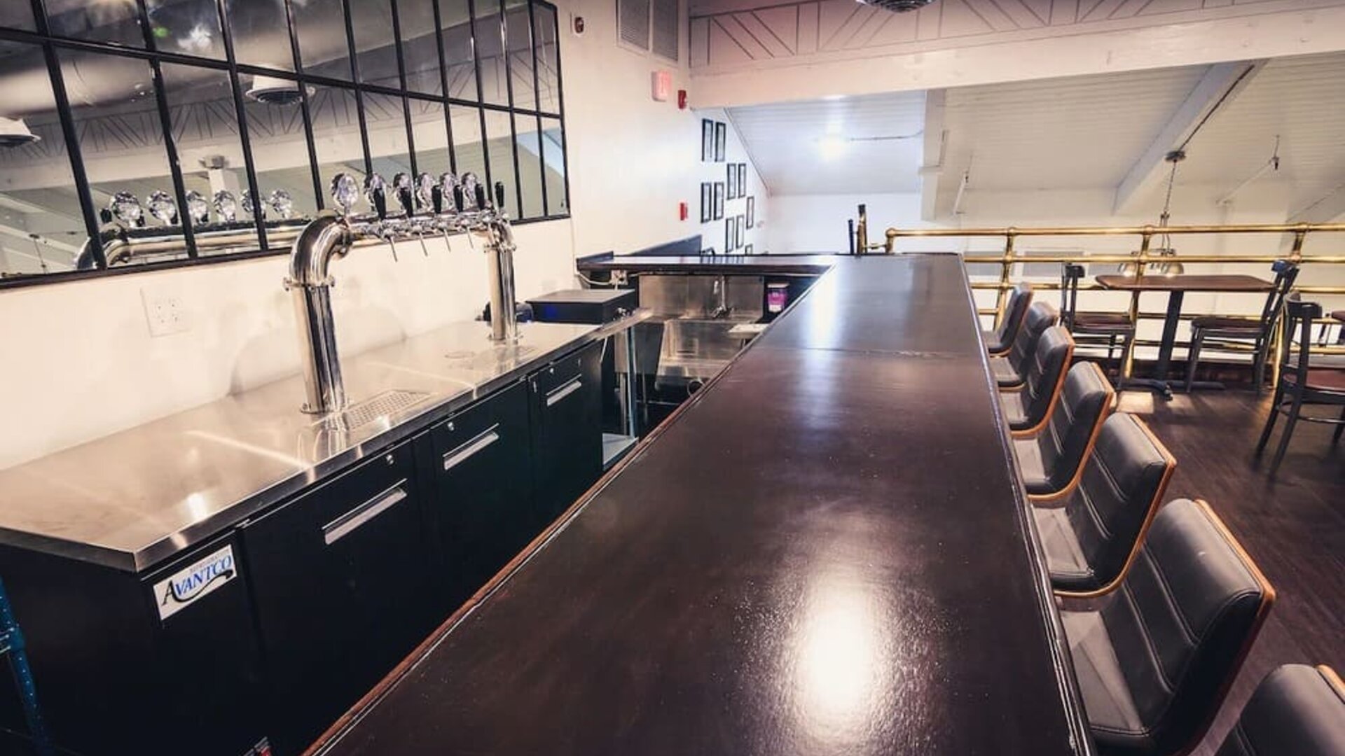 Bar and coworking space at EnVision Hotel Miami International Airport.
