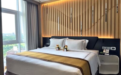 Romantic king room with natural light at Fraser Place Puteri Harbour.