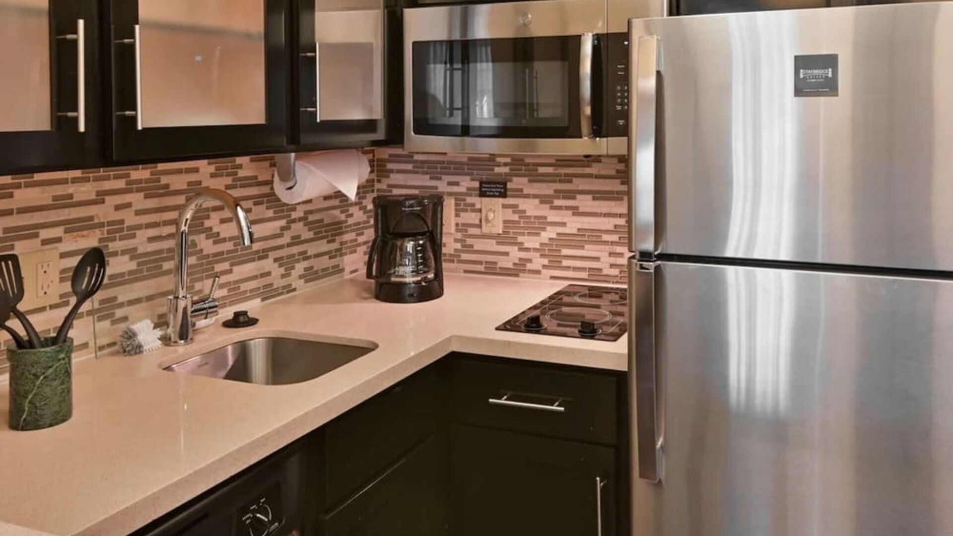 In-room kitchen at Sonesta ES Suites Fort Lauderdale Plantation.