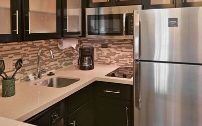 In-room kitchen at Sonesta ES Suites Fort Lauderdale Plantation.