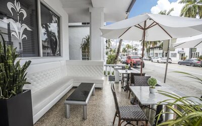 Hotel coworking and social area at Chesterfield Hotel & Suites.