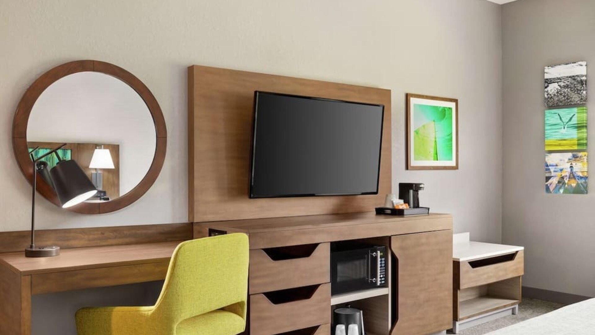 Day use room with work station at Hampton Inn & Suites Miami Kendall. 