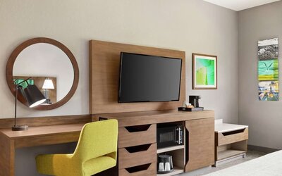 Day use room with work station at Hampton Inn & Suites Miami Kendall. 