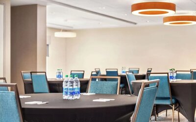 Professional meeting room at Hampton Inn & Suites Miami Kendall. 