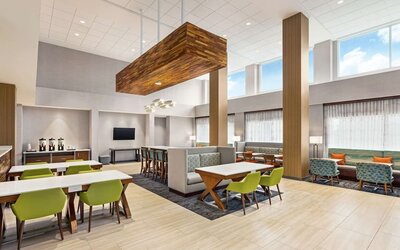Lobby and lounge at Hampton Inn & Suites Miami Kendall. 