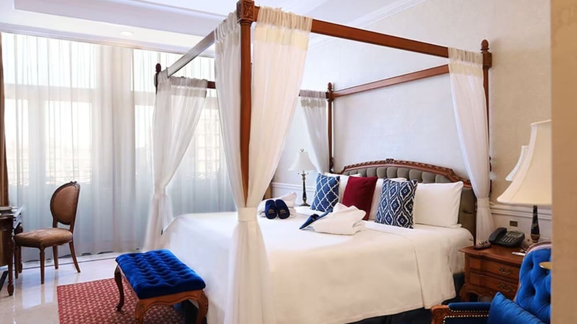 Romantic king room with work space and natural light at Gran Hotel de la Ciudad de México.