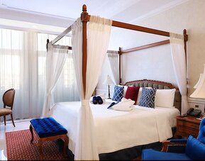 Romantic king room with work space and natural light at Gran Hotel de la Ciudad de México.