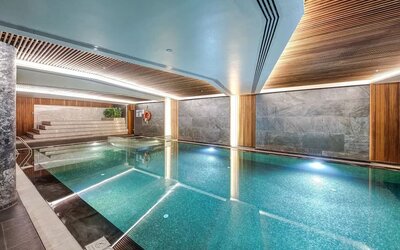 Indoor pool at DoubleTree By Hilton Istanbul - Piyalepasa.