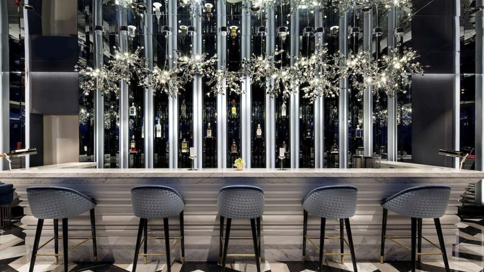 Bar and lounge at DoubleTree By Hilton Istanbul - Piyalepasa.