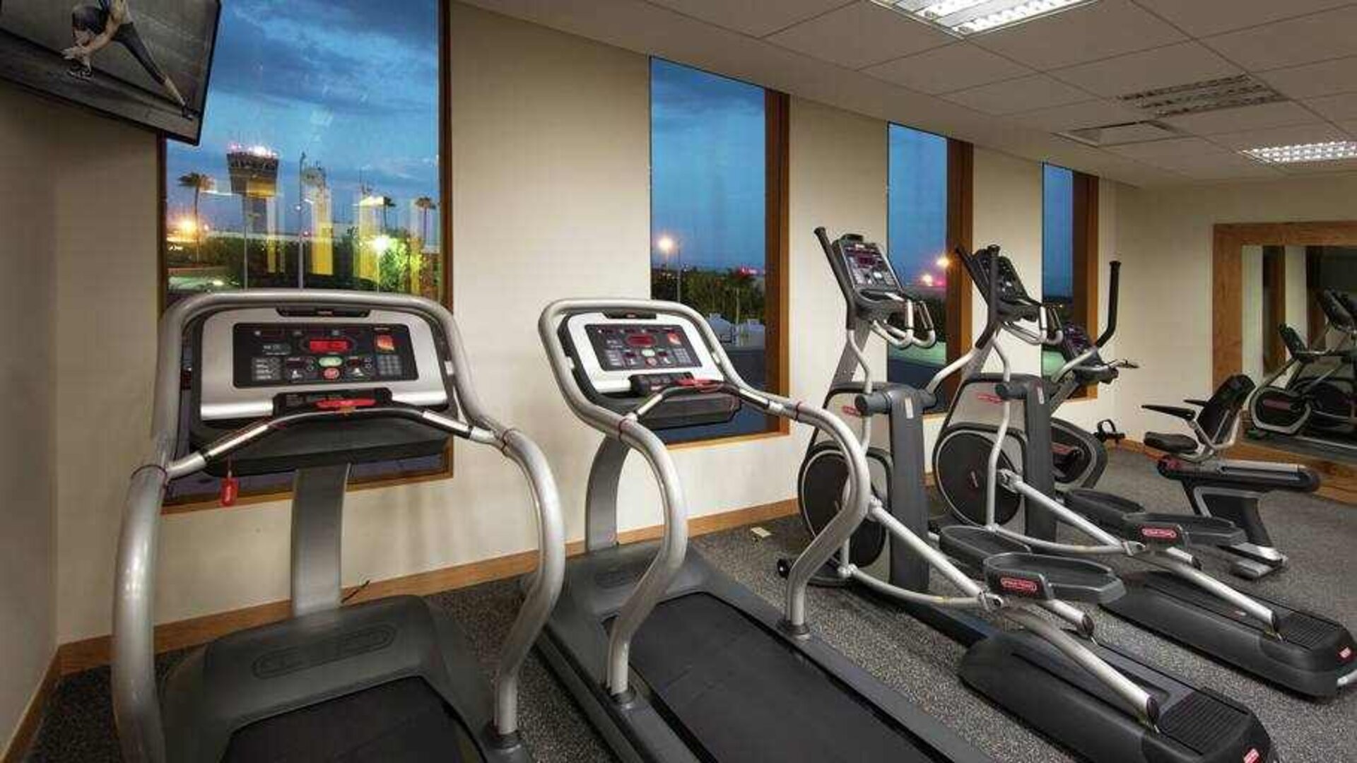 Fitness center at Hilton Garden Inn Monterrey Aeropuerto.