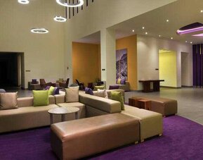 Coworking and lobby at Hilton Garden Inn Monterrey Aeropuerto.