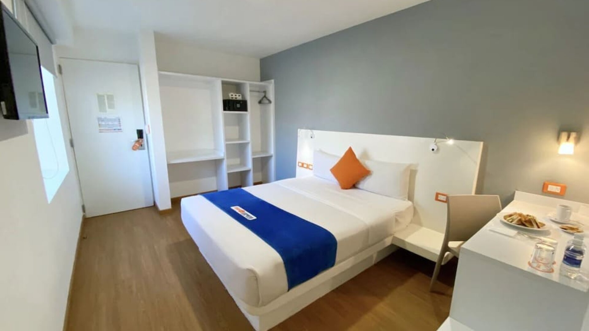 Day use room with TV at Hotel Star Express Puebla.