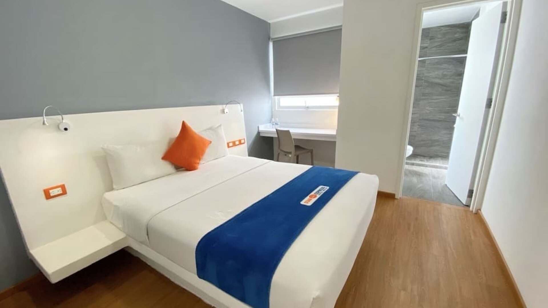 Romantic king room at Hotel Star Express Puebla.