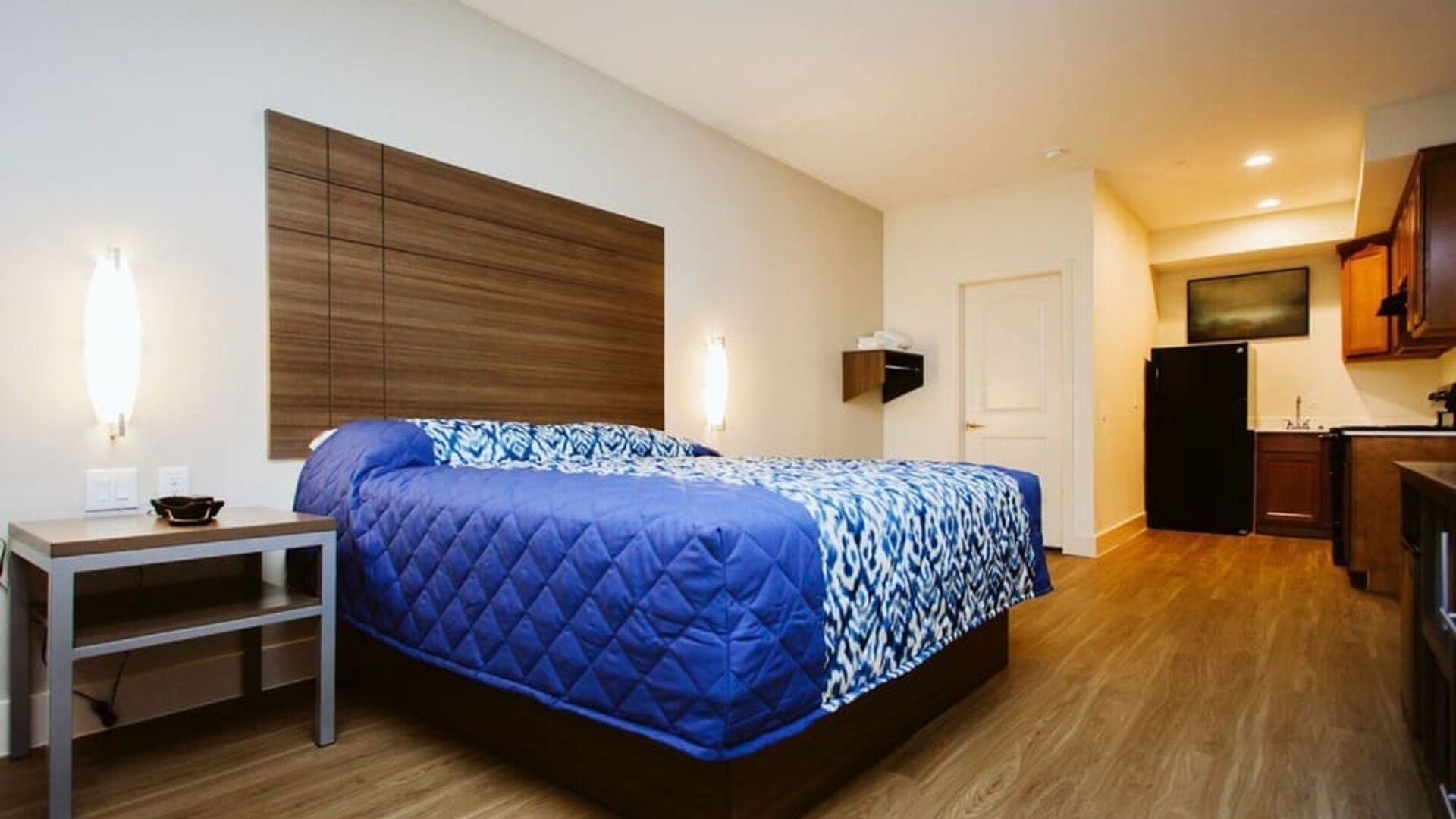 king bed at Palace Inn Westpark Blue.