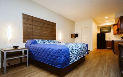 king bed at Palace Inn Westpark Blue.