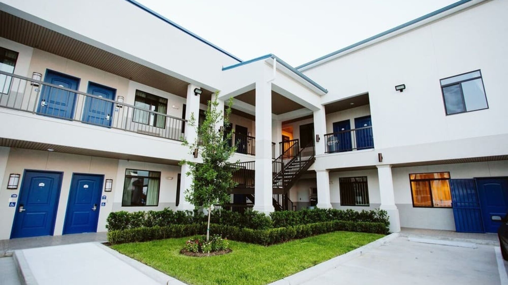 Hotel courtyard at Palace Inn Westpark Blue.