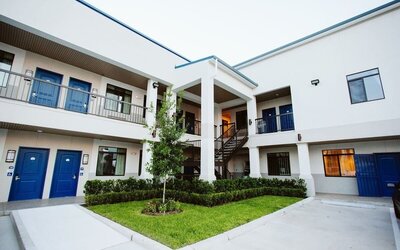 Hotel courtyard at Palace Inn Westpark Blue.