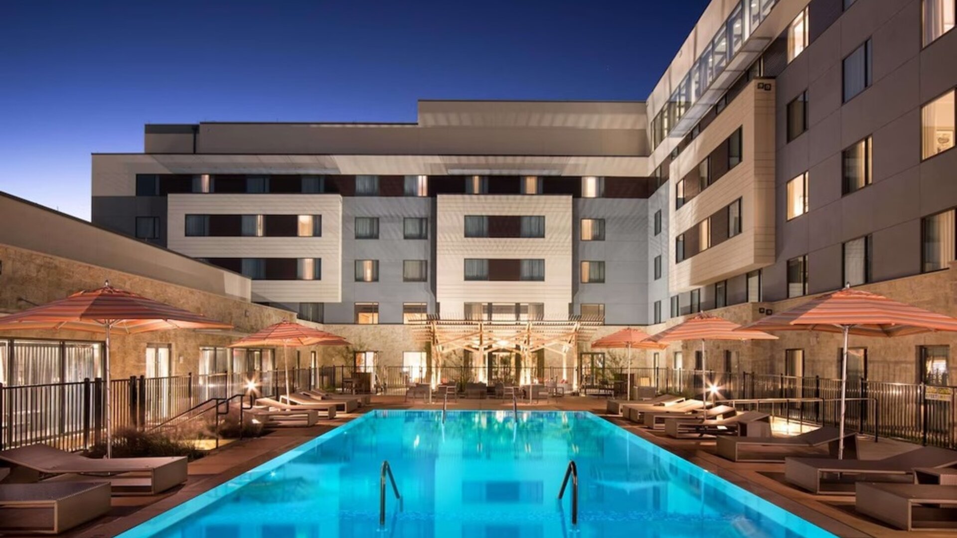 Luxurious outdoor pool Sonesta Bee Cave Austin
