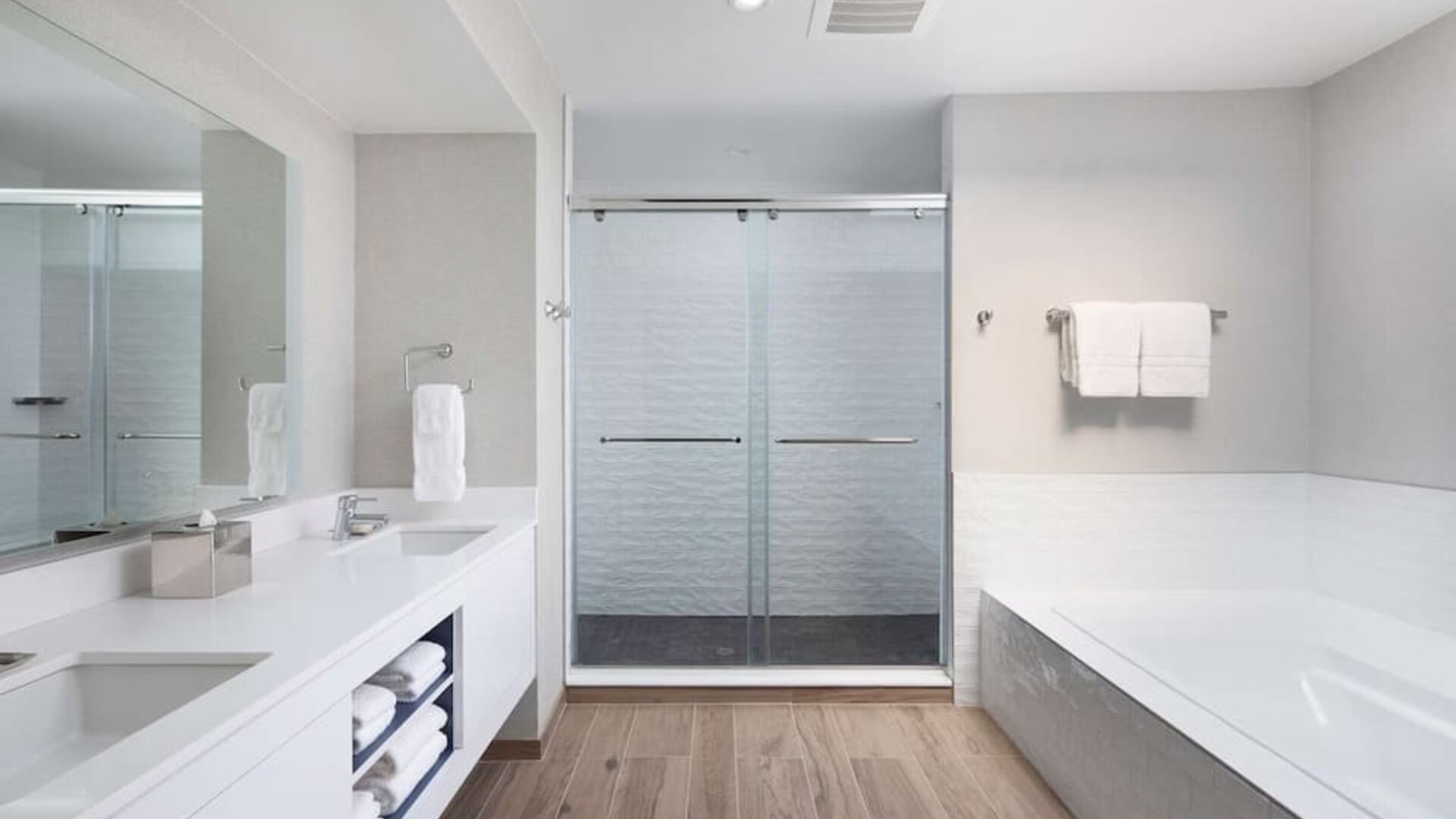 Guest bathroom with shower at Sonesta Silicon Valley.