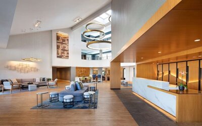 Lobby and lounge area at Sonesta Silicon Valley.
