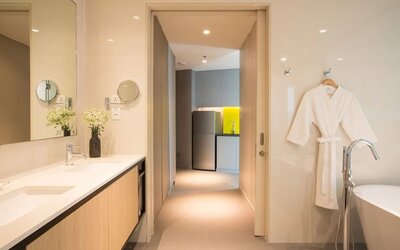 Spacious guet bathroom at Modena By Fraser Bangkok.