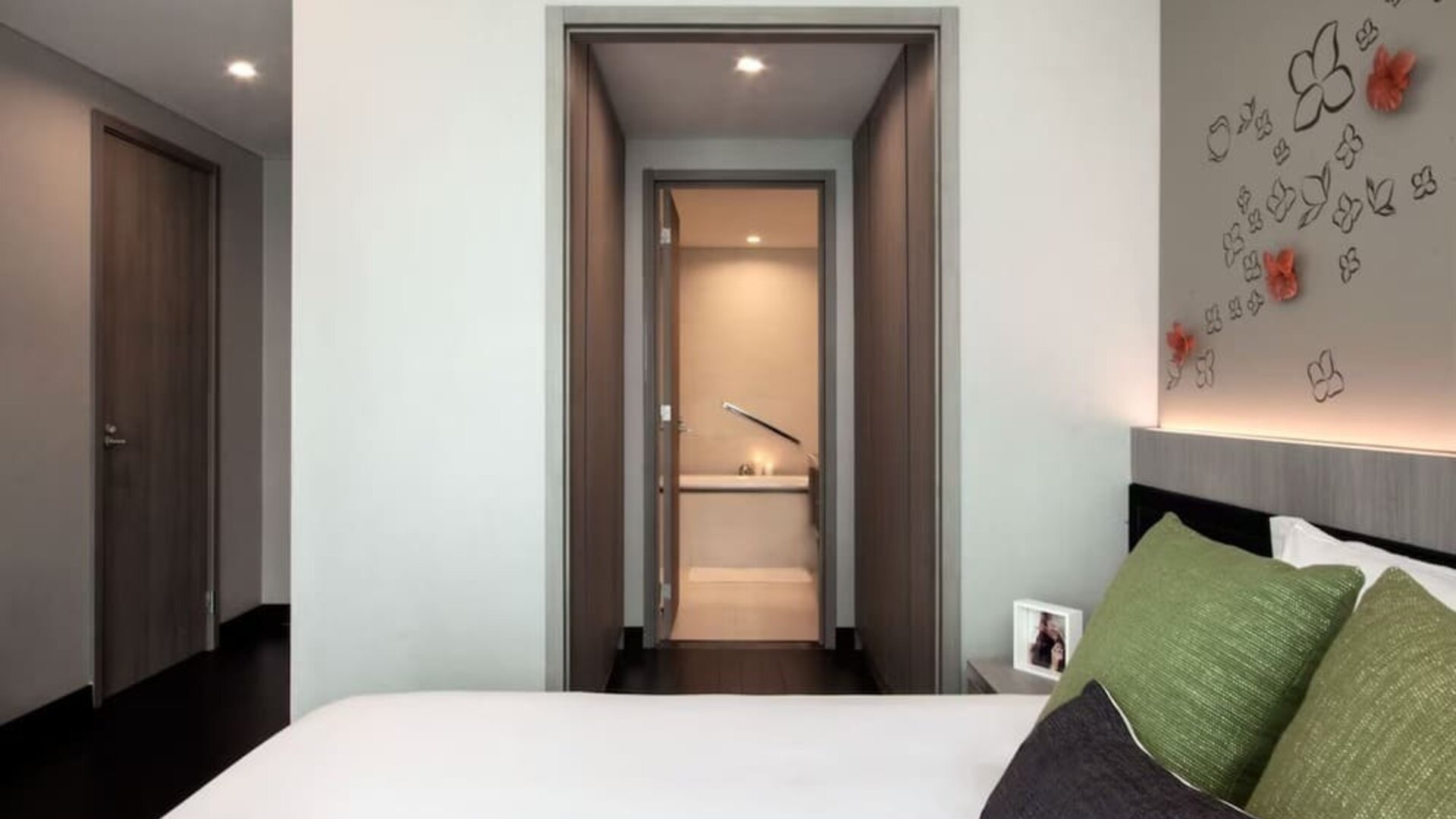 King room with private bathroom at Fraser Place Setiabudi Jakarta.