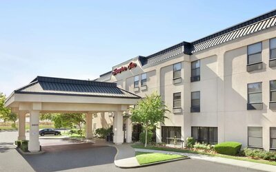 Hotel exterior and parking at Hampton Inn Tracy.